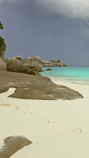 Пейзаж Белым Песчаным Пляжем Штормовым Небом Подобных Островах Таиланд Вертикальное — стоковое видео