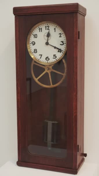 Velho Relógio Madeira Antigo Com Pêndulo Conceito Tempo Retrô Vídeo — Vídeo de Stock
