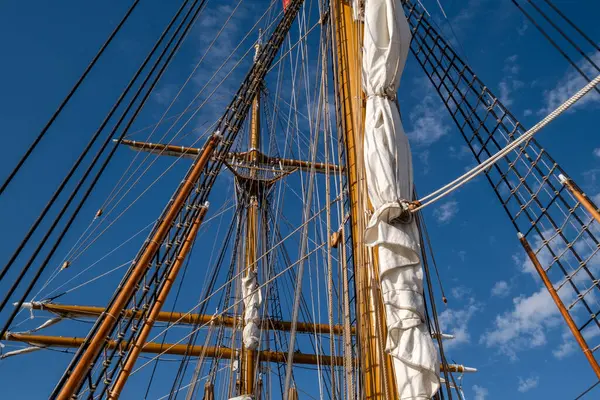 帆船の木造船のマストの低角度ビューと雲で青空の下でリギング — ストック写真