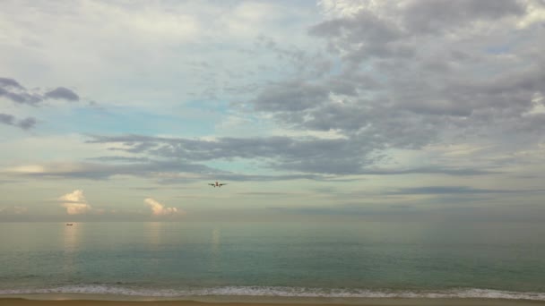 Sabahleyin Tropik Plaja Inmeden Önce Yolcu Uçağı — Stok video