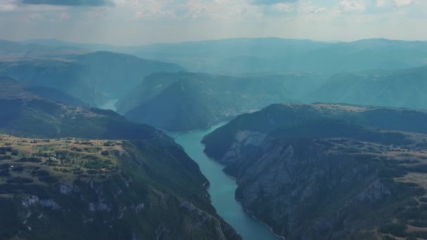 Вид Воздуха Красивый Каньон Реки Пива Водохранилищем Пива Озеро Пивско — стоковое видео