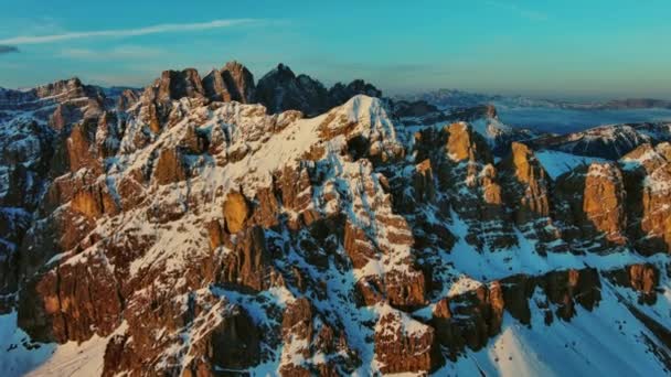 意大利多洛美斯 日出时分 在雪地上令人惊奇的岩石山的空中景观 — 图库视频影像