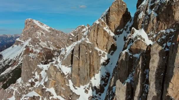Luftfoto Fantastiske Klippefyldte Bjerge Sne Ved Solnedgang Dolomitterne Italien – Stock-video