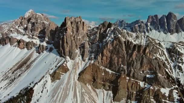 Αεροφωτογραφία Των Καταπληκτικών Βραχωδών Βουνών Στο Χιόνι Ηλιοβασίλεμα Δολομίτες Ιταλία — Αρχείο Βίντεο