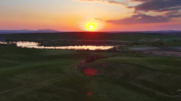 Luchtfoto Van Verbazingwekkende Golvende Heuvels Vijver Bij Zonsondergang Zuid Moravië — Stockvideo