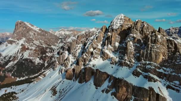 Vista Aérea Increíbles Montañas Rocosas Nieve Atardecer Dolomitas Italia — Vídeos de Stock