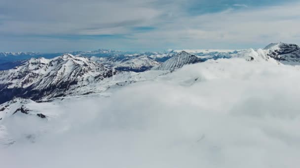 Karlı Dağ Manzaralı Hareket Eden Bulutlu Bir Hava Manzarası Alp — Stok video