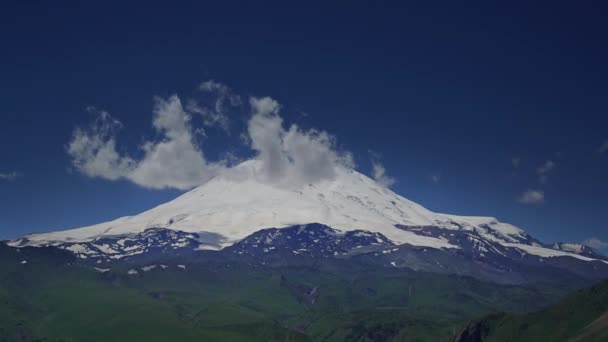 エルブラス山と雲 北コーカサスの山々 ロシア タイムラプスのズームの美しい景色4K — ストック動画