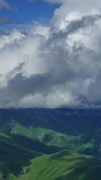 Prachtige Zomer Landschap Met Snel Bewegende Wolken Klif Plateau Kaukasus — Stockvideo