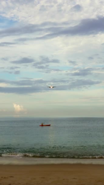 Passagerarplan Innan Landning Över Tropiska Stranden Morgonen Vertikal Video — Stockvideo
