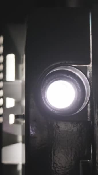 老式放映机 带有镜头照明弹 垂直录像 — 图库视频影像