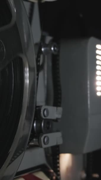 Eski Lik Projektör Ekranda Film Gösteriyor Dikey Video — Stok video