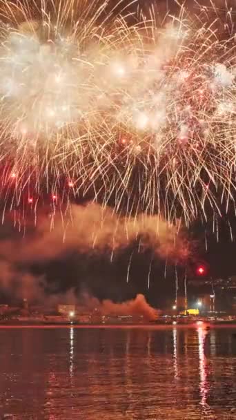 Helder Vuurwerk Explodeert Met Kleurrijke Lichten Boven Kust Kleine Mediterrane — Stockvideo