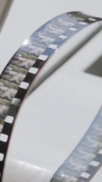 Detailní Záběr Starého 8Mm Filmu Pracovním Projektoru Svislé Video — Stock video