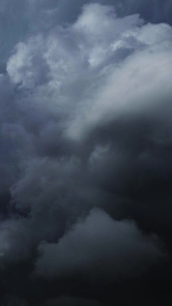 Nuvens Tempestades Escuras Dramáticas Estão Movendo Rápido Vídeo Vertical — Vídeo de Stock