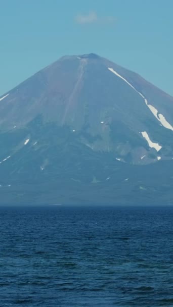 Lago Kurile Volcán Ilyinsky Península Kamchatka Rusia Vídeo Vertical — Vídeos de Stock