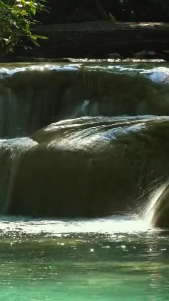 Einer Der Wasserfälle Der Erawan Kaskade Der Provinz Kanchanaburi Thailand — Stockvideo