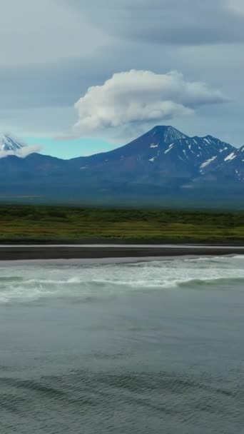 Kamçatka Yarımadasında Rusya Pasifik Okyanusu Nda Siyah Kum Volkanla Khalaktyrsky — Stok video
