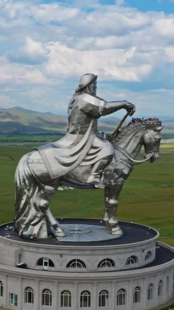 Widok Lotu Ptaka Ogromnej Figury Jeździeckiej Czyngis Chana Stepie Mongolii — Wideo stockowe
