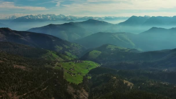 Luchtfoto Van Rokerige Bergen Onder Mist Ochtend Verbazingwekkende Natuur Dolomieten — Stockvideo
