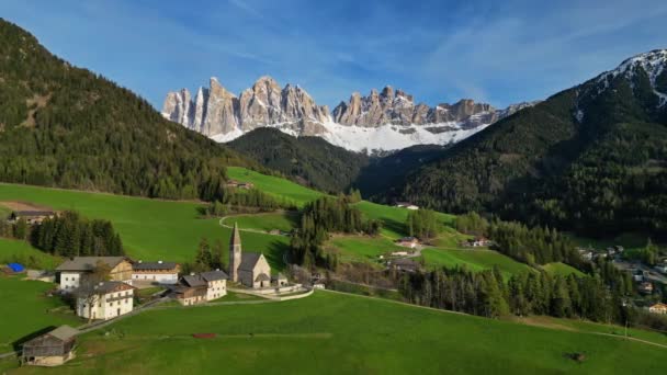 意大利Val Funes南蒂罗尔的意大利白云石阿尔卑斯山Santa Magdalena村的春景 — 图库视频影像