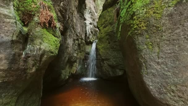 Водопад Скалах Национальном Парке Adrspach Teplice Rocks Чехия — стоковое видео