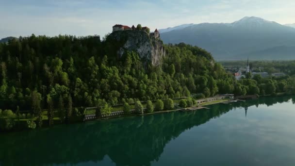 Vista Aérea Lago Bled Com Castelo Rocha Luz Manhã Eslovênia — Vídeo de Stock