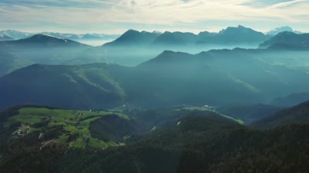 晨雾笼罩下的烟雾弥漫的群山的空中景色 意大利白云石迷人的自然景观 旅游和旅行概念 全景4K — 图库视频影像