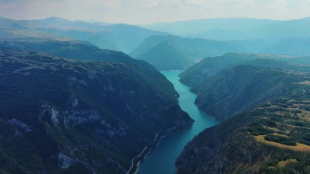 Flott Utsikt Piva Elvebredd Med Reservoar Piva Lake Pivsko Jezero – stockvideo