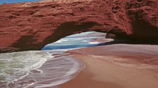 Fas Atlantik Kıyısındaki Kemerli Kayalarla Legzira Sahilinde Uçmak — Stok video