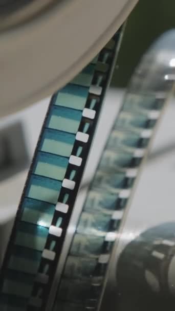 Zamknij Stary Film 8Mm Działającym Projektorze Pionowe Wideo — Wideo stockowe