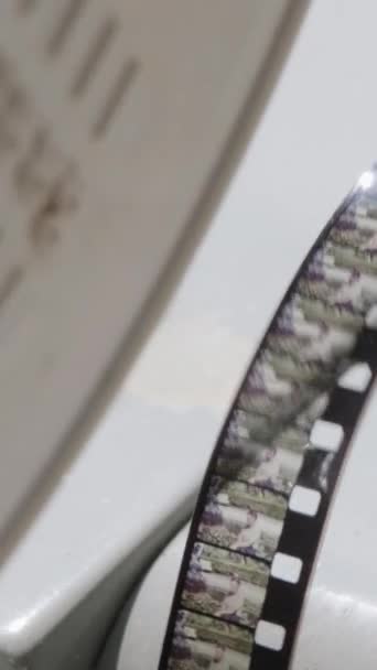 Close Van Een Oude 8Mm Film Een Werkende Projector Verticale — Stockvideo