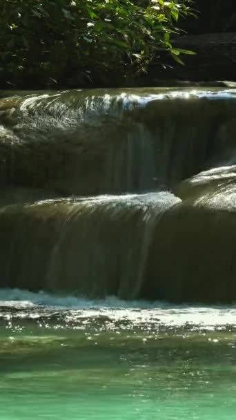 Один Водопадов Каскада Эраван Провинции Канчанабури Таиланд Вертикальное Видео — стоковое видео