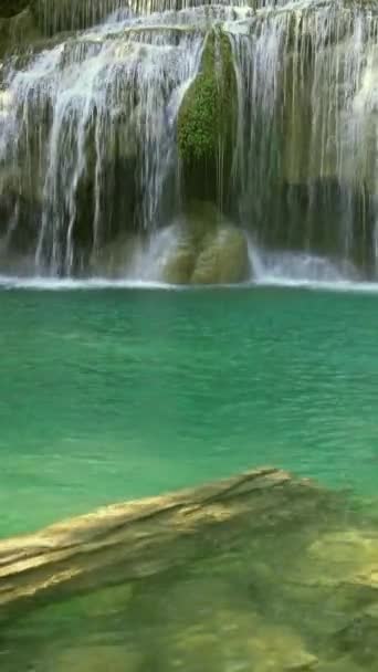 Jeden Wodospadów Kaskady Erawan Prowincji Kanchanaburi Tajlandii Pionowe Wideo — Wideo stockowe