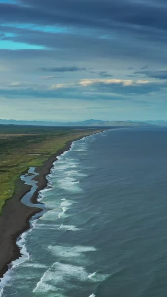 Vista Aérea Del Estuario Playa Khalaktyrsky Con Arena Negra Volcán — Vídeos de Stock