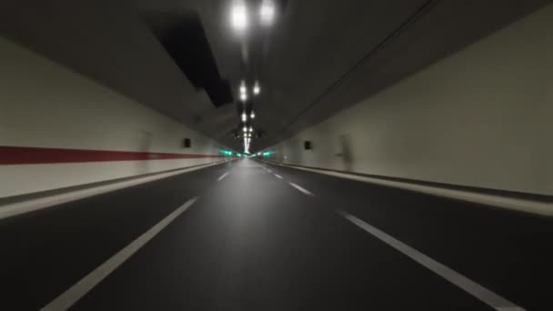 Pov Γρήγορο Αυτοκίνητο Οδήγηση Σήραγγα Στην Εθνική Οδό — Αρχείο Βίντεο
