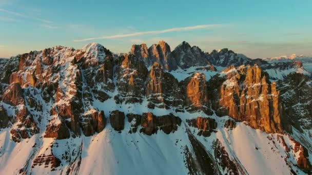 意大利多洛美斯 日出时分 在雪地上令人惊奇的岩石山的空中景观 — 图库视频影像
