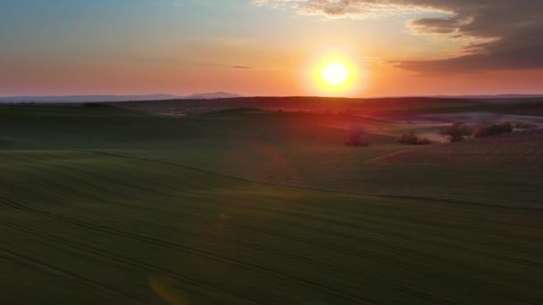 日落时分 空中俯瞰着美丽的波涛汹涌的山丘和农田 South Moravia Region Czech Republic Europe — 图库视频影像
