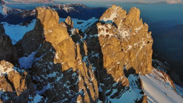 Αεροφωτογραφία Των Καταπληκτικών Βραχώδη Βουνά Στο Χιόνι Την Ανατολή Του — Αρχείο Βίντεο