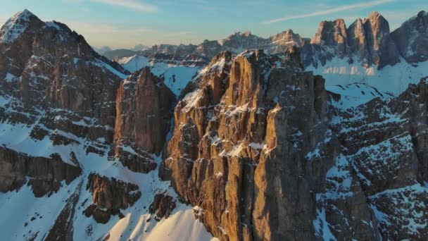 意大利白云石 日出时分 空中俯瞰着雪地上令人惊奇的岩石山 — 图库视频影像