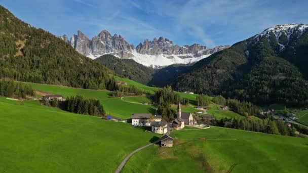 Jarní Krajina Vesnicí Santa Magdalena Italské Dolomity Alpy Jižní Tyrolsko — Stock video