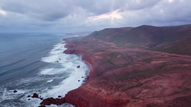 Fas Günbatımında Atlantik Kıyısında Kemerli Kayalarla Legzira Sahilindeki Hava Manzarası — Stok video