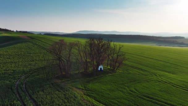 Воздушный Вид Часовню Святой Варвары Полях Южно Моравского Холма Весеннее — стоковое видео