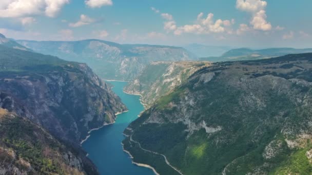 Luchtfoto Van Prachtige Piva Rivier Canyon Met Stuwmeer Piva Lake — Stockvideo
