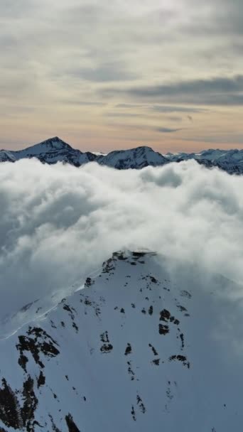 雲を動かす雪山の風景を眺める アルプス山脈 オーストリア バーティカルビデオ — ストック動画