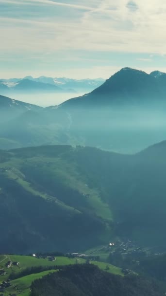 晨雾笼罩下的烟雾弥漫的群山的空中景色 意大利白云石迷人的自然景观 旅游和旅行概念 垂直录像 — 图库视频影像