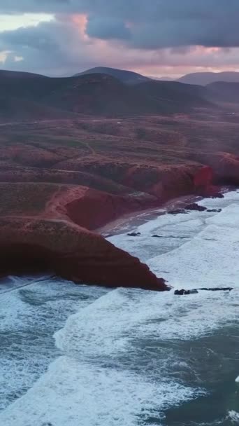Fas Gün Batımında Atlantik Kıyısında Kemerli Kayalarla Legzira Sahilindeki Hava — Stok video