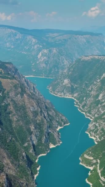 黑山美丽的皮瓦河峡谷与皮瓦湖 Pivsko Jezero 水库夏季景观的空中景观 自然旅行背景 垂直录像 — 图库视频影像