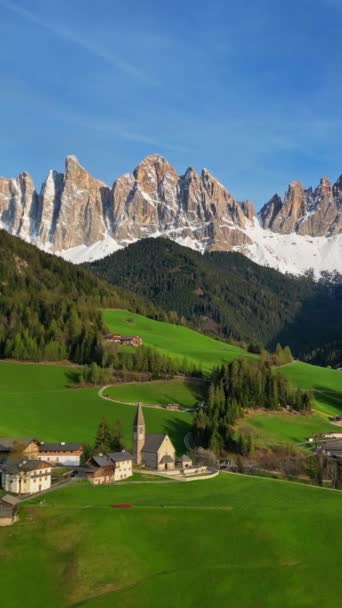 Vårlandskap Med Stigar Byn Santa Magdalena Italienska Dolomiter Alperna Sydtyrolen — Stockvideo