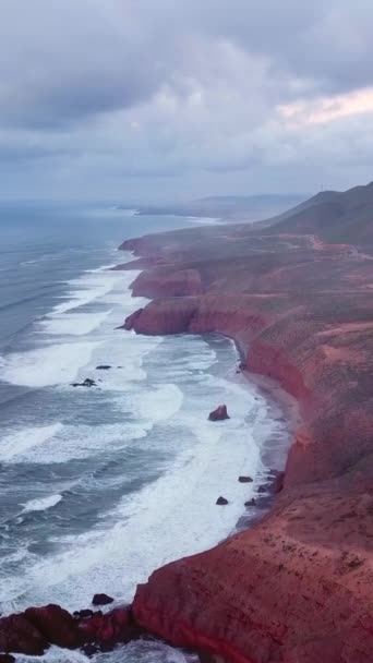 Fas Gün Batımında Atlantik Kıyısında Kemerli Kayalarla Legzira Sahilindeki Hava — Stok video